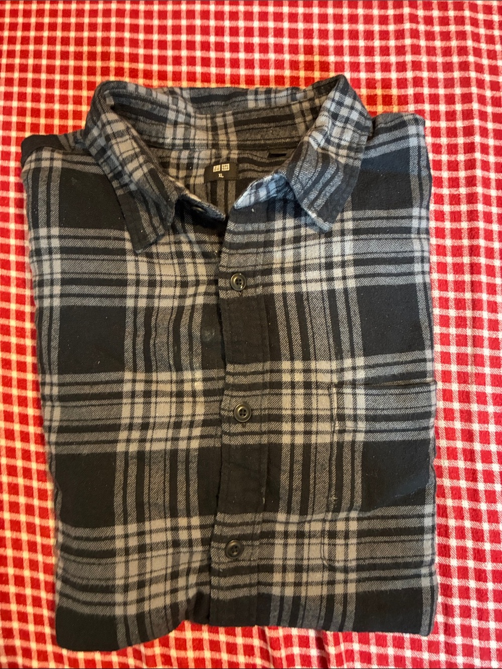 UNIQLO Men's Black and Gray Plaid Button-Down Shirt